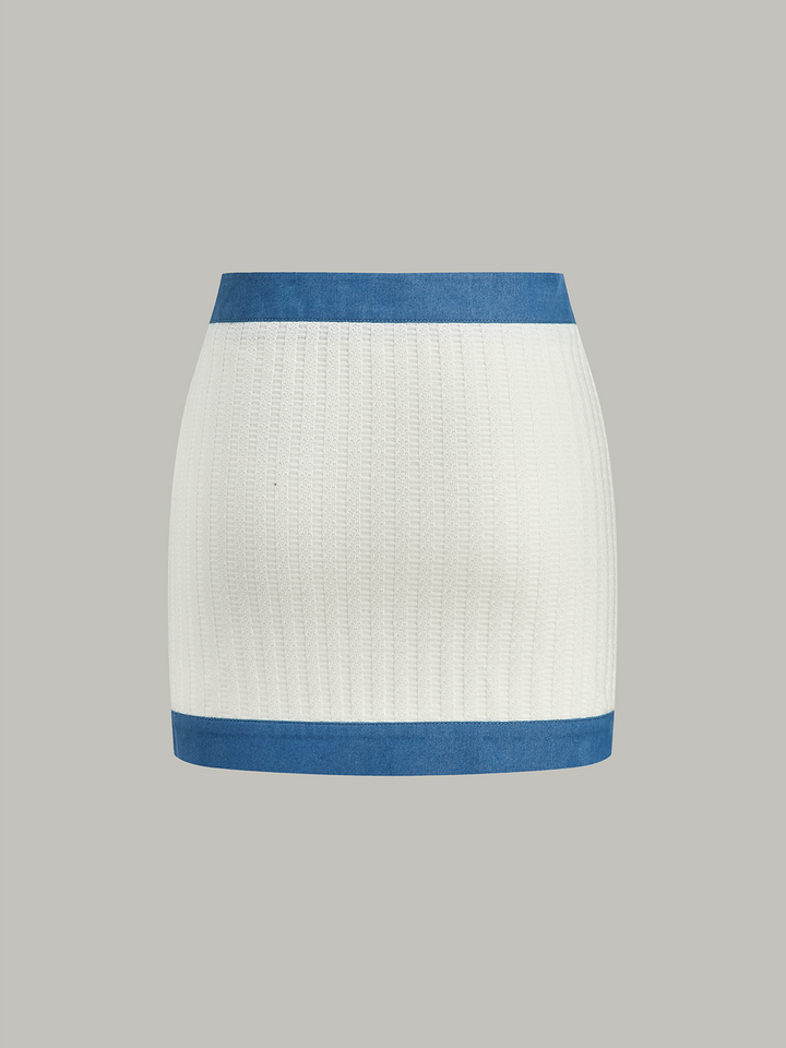 Mini-jupe en tricot avec bordure en jean et bouton en métal