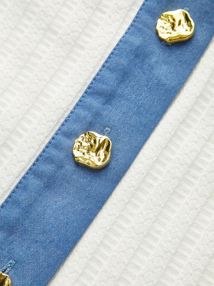 Mini-jupe en tricot avec bordure en jean et bouton en métal