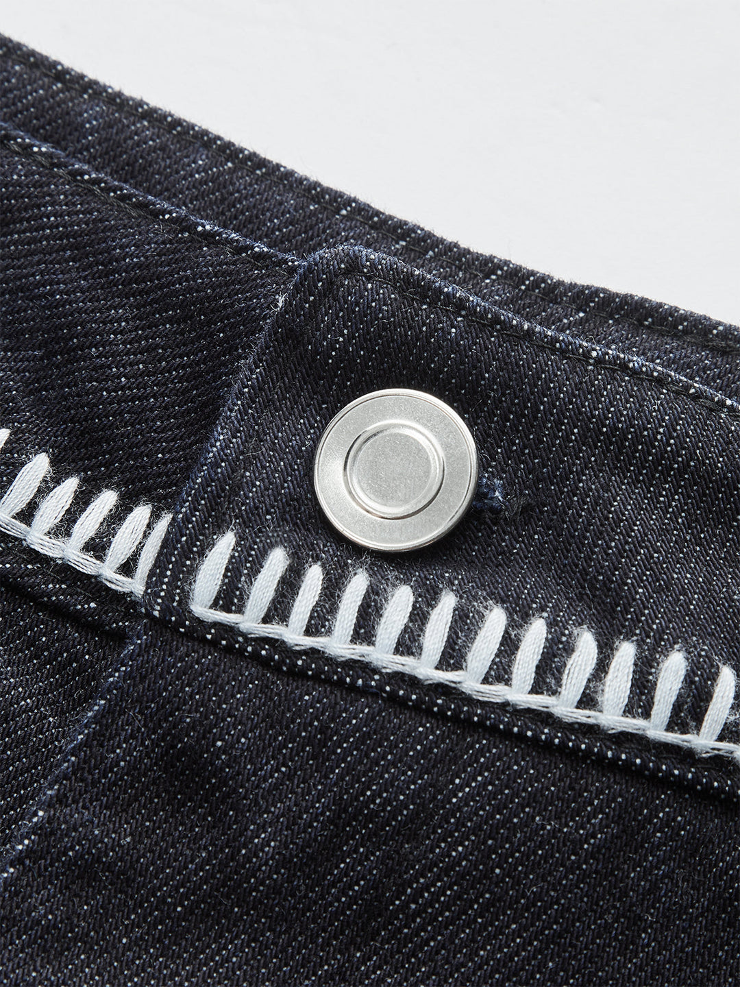 Short en jean à bordures contrastantes