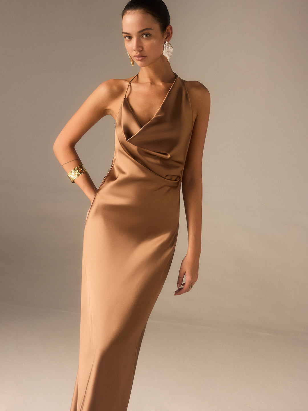 Robe Longue Dos Nu en Satin à Col Festonné