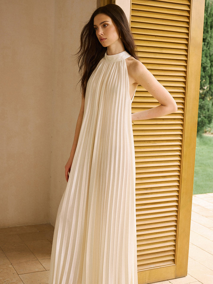 Robe longue plissée en satin à col montant