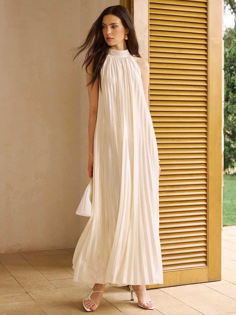 Robe longue plissée en satin à col montant
