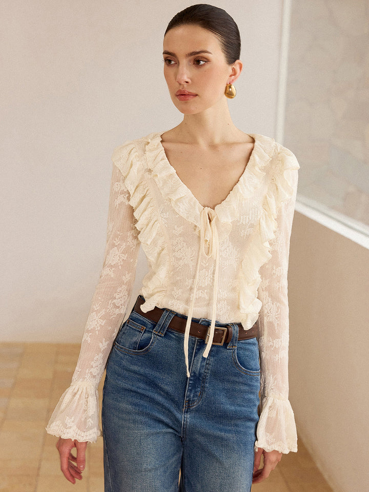 Blouse à col en V avec volants en dentelle semi-transparente
