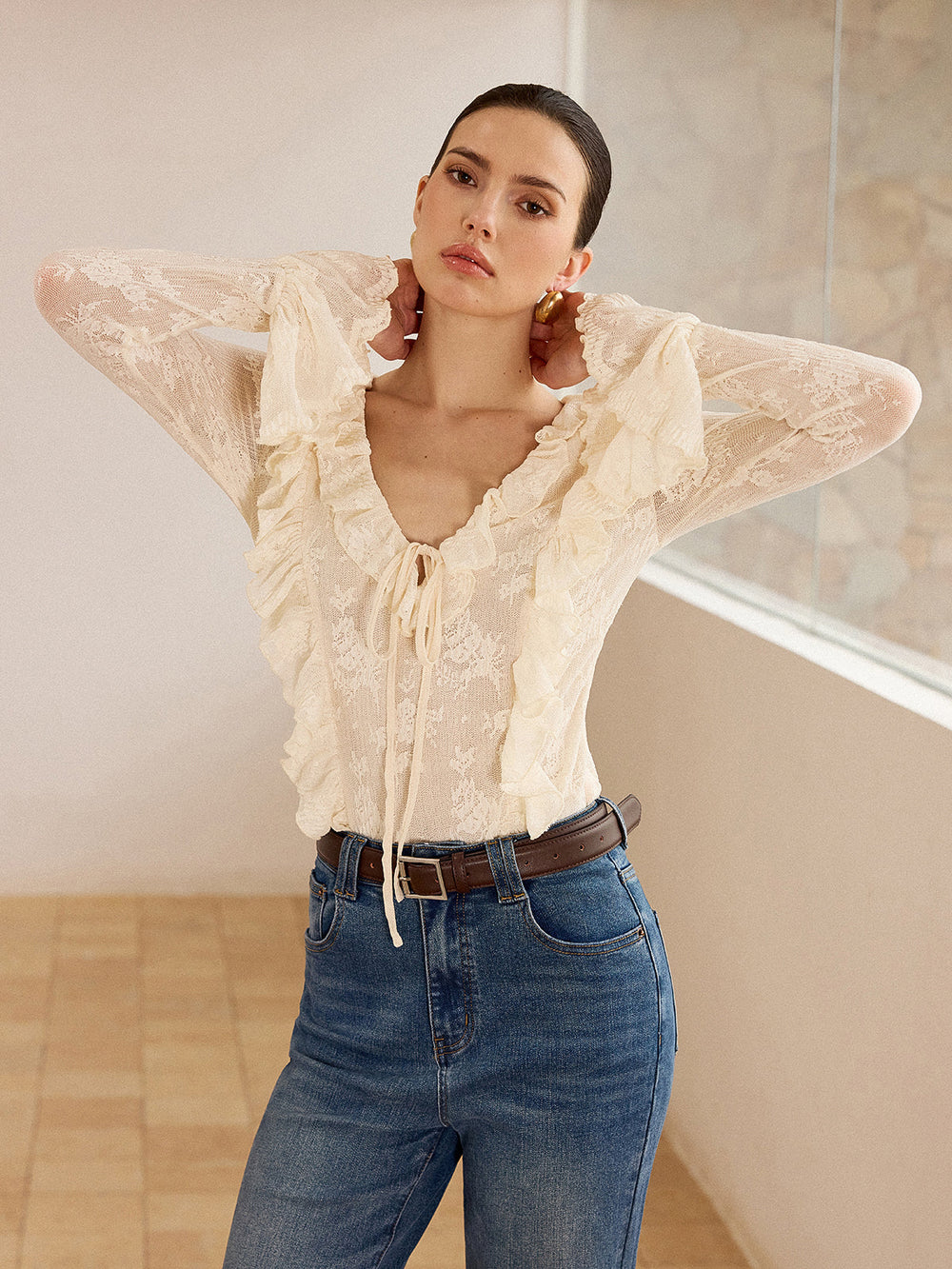 Blouse à col en V avec volants en dentelle semi-transparente