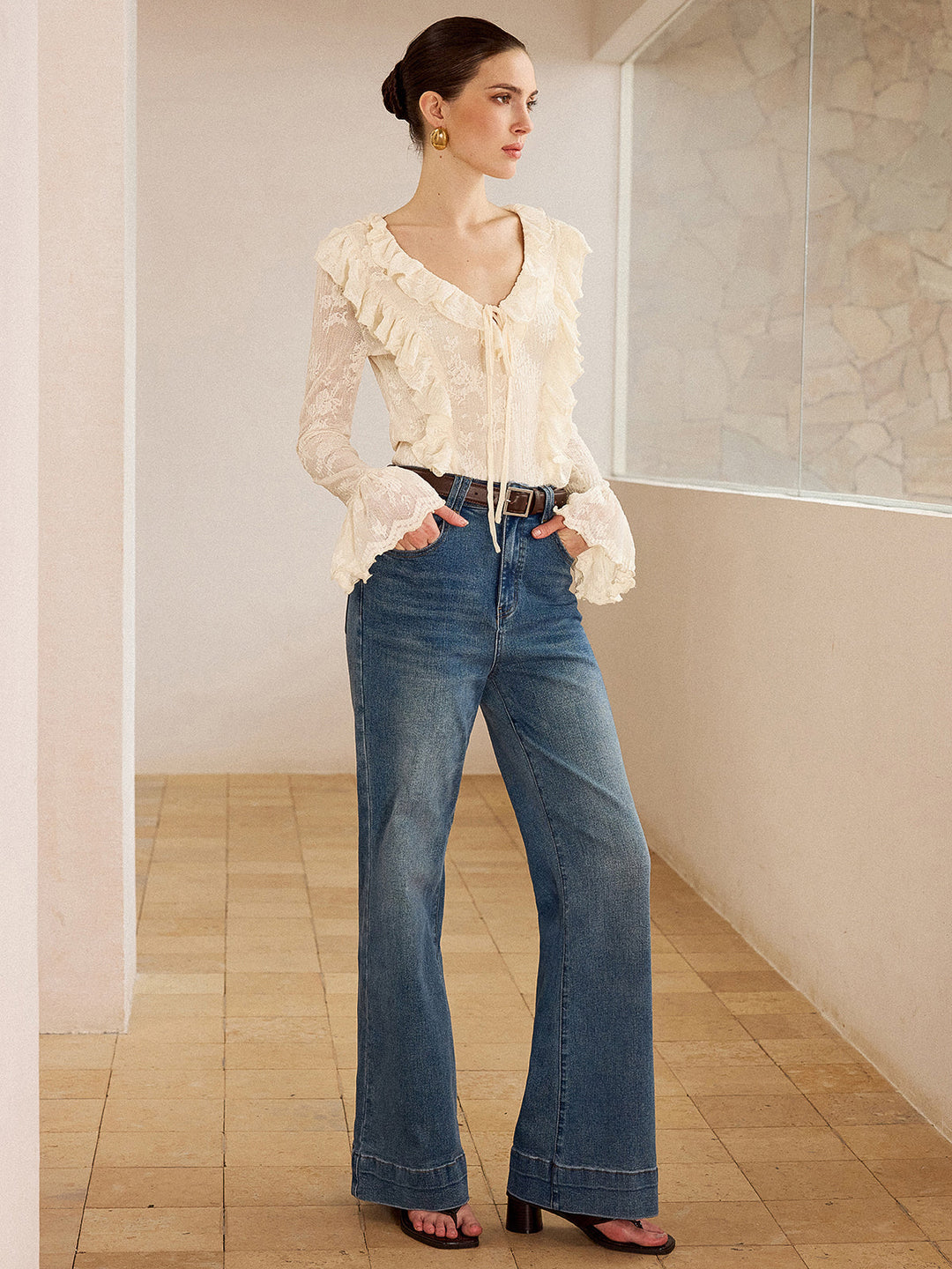 Blouse à col en V avec volants en dentelle semi-transparente