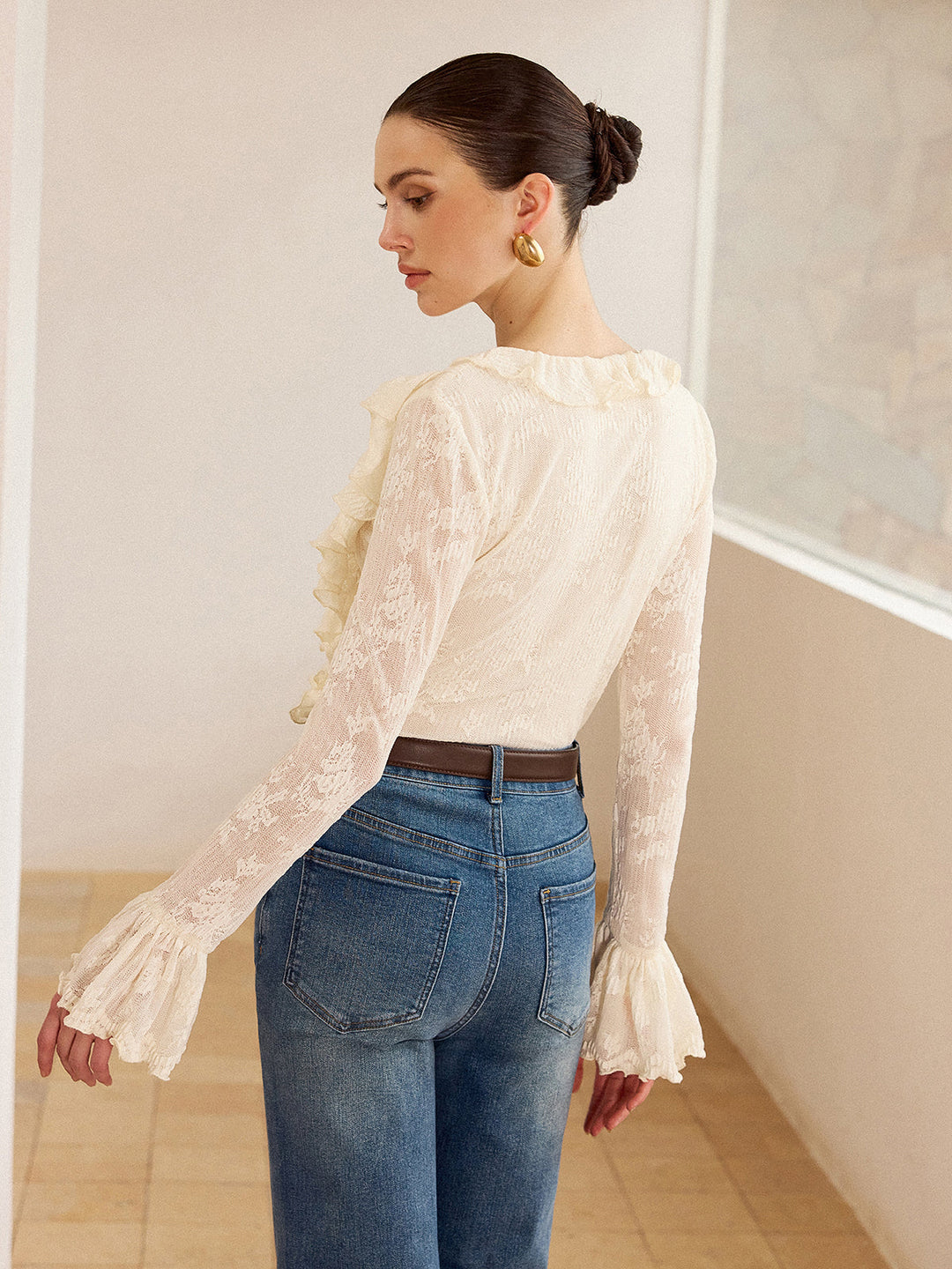 Blouse à col en V avec volants en dentelle semi-transparente