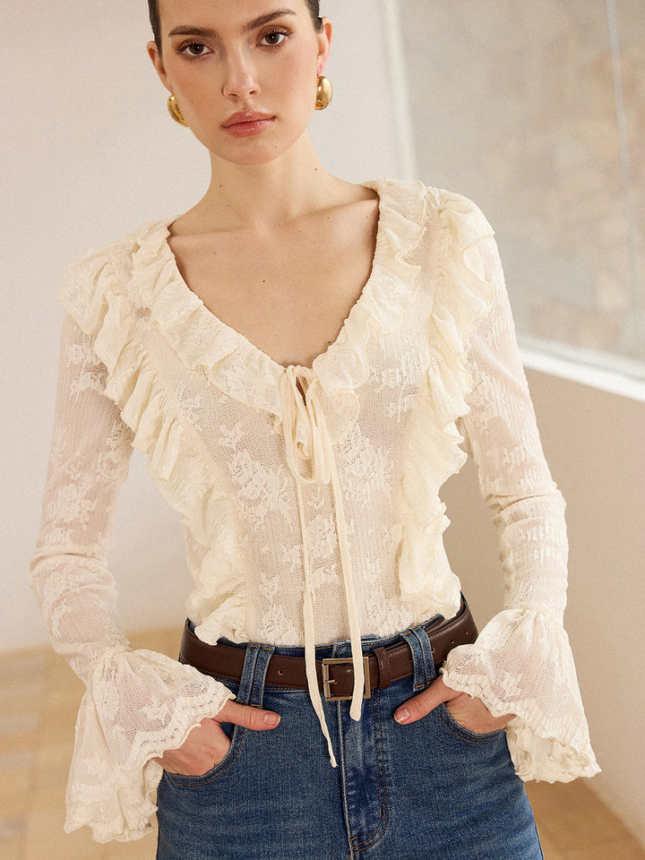 Blouse à col en V avec volants en dentelle semi-transparente