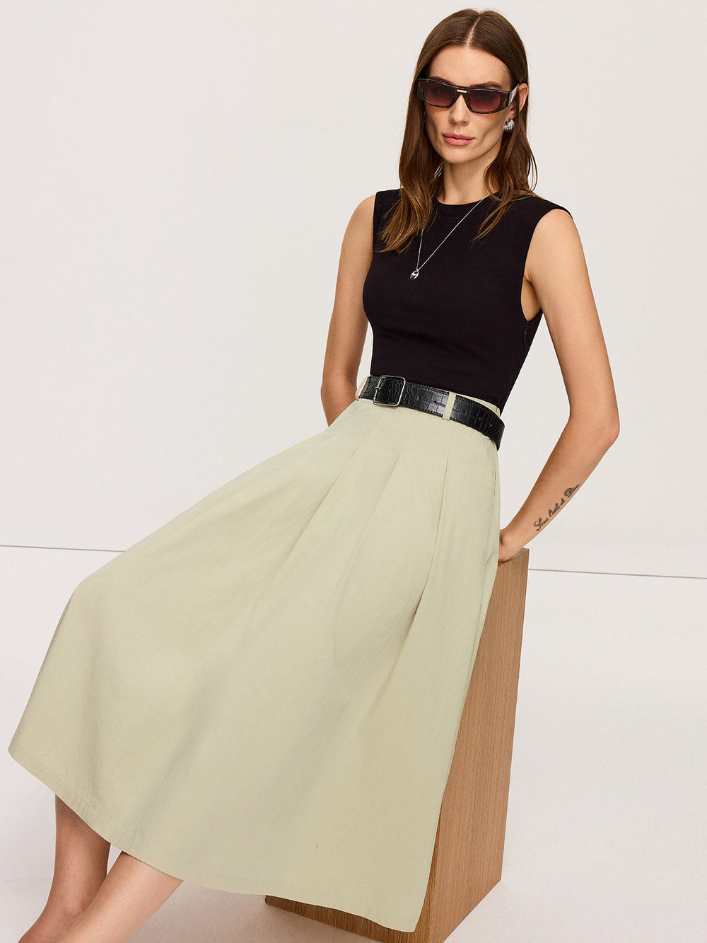 Robes Mi-Longues Ceinturées Bicolores Plissées