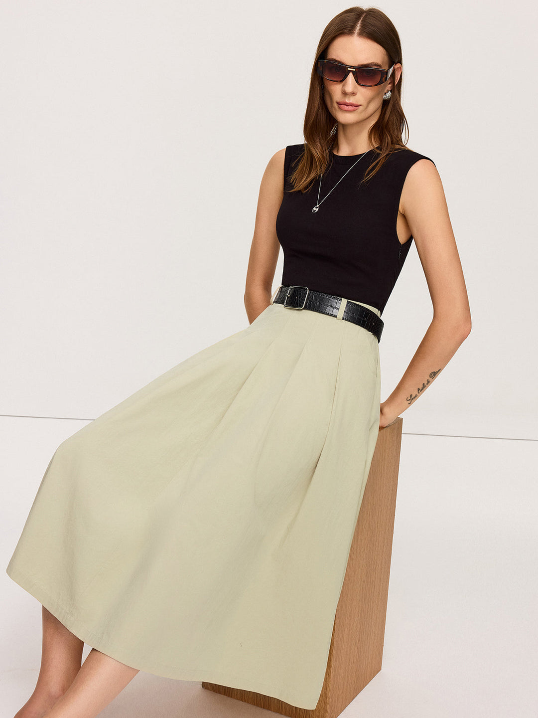 Robes Mi-Longues Ceinturées Bicolores Plissées