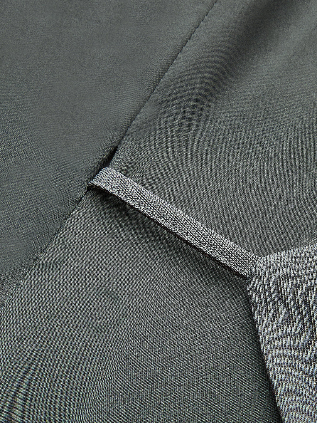 Gilet V-Neck Métallique avec Ceinture et Liens au Dos