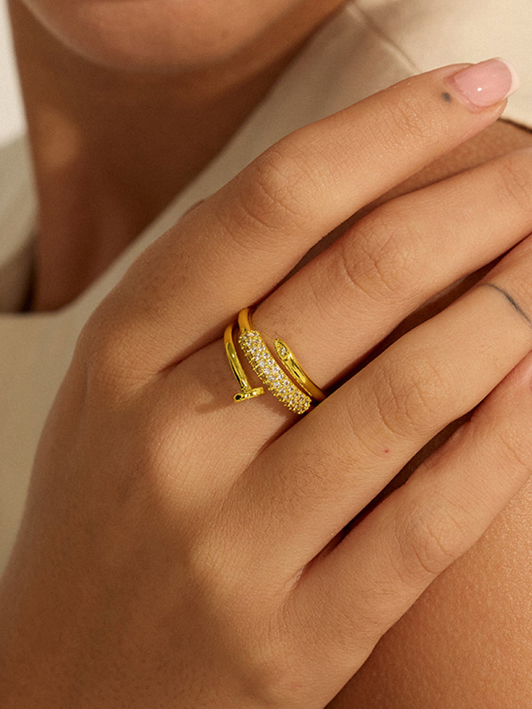 Bague empilable dorée avec détails diamantés