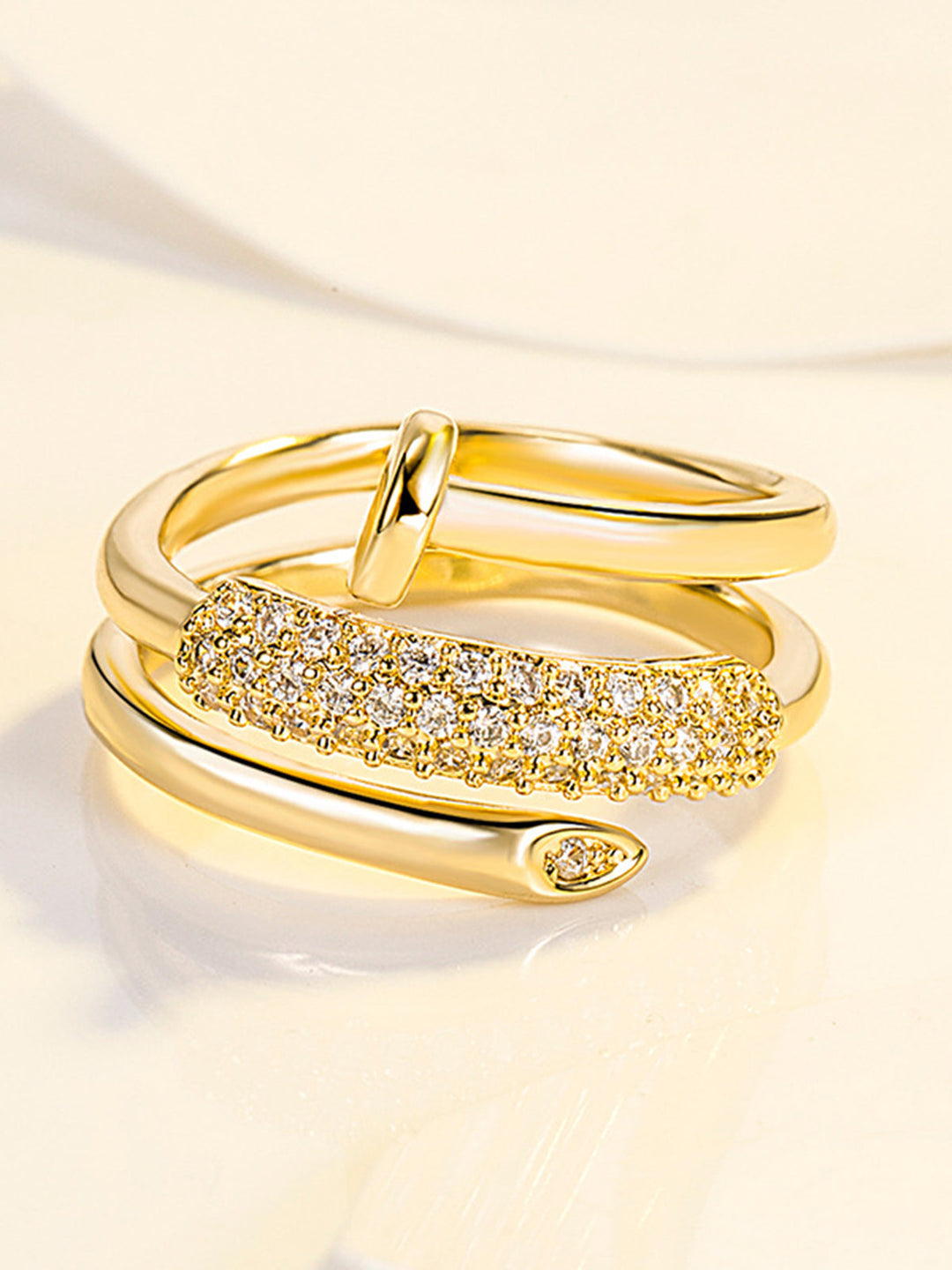 Bague empilable dorée avec détails diamantés