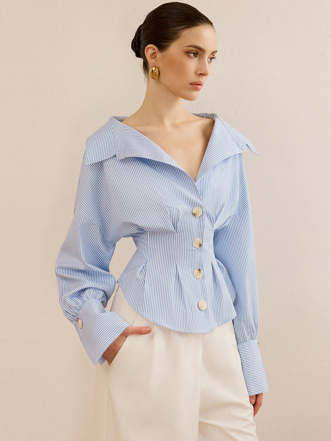 Chemise à col rayée avec design cintré à la taille