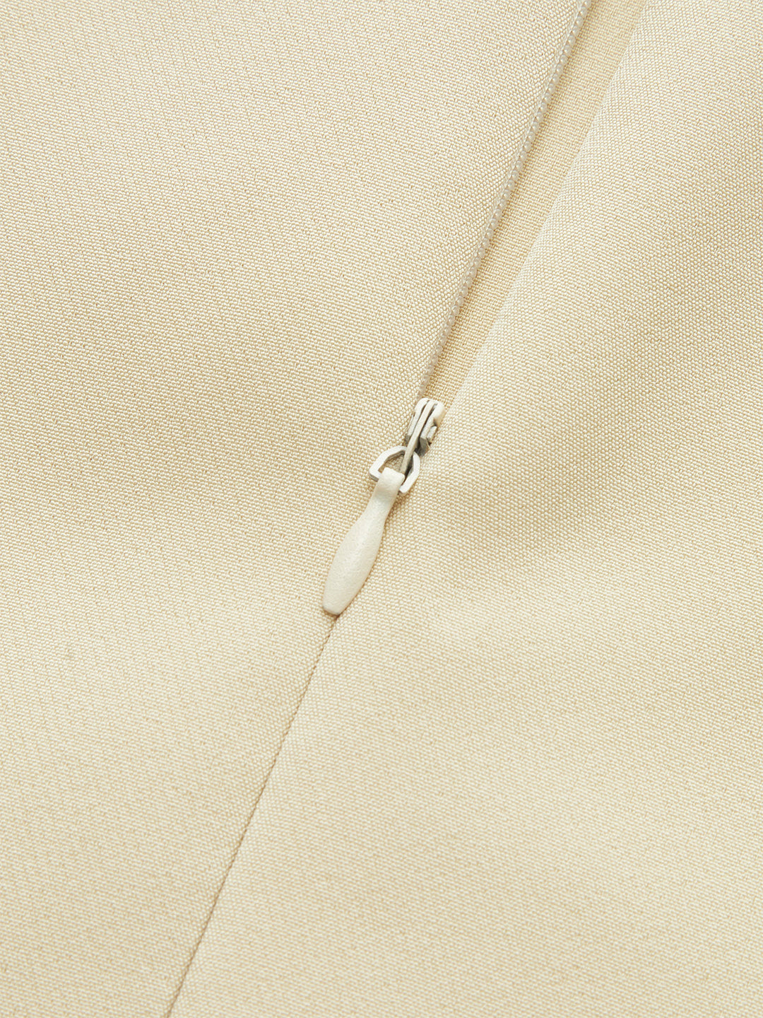 Blouse courte à manches courtes et col montant avec ceinture