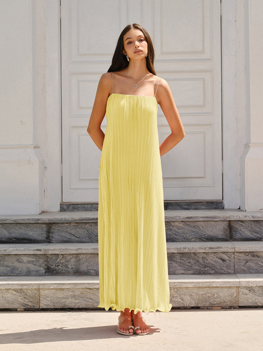 Robe Longue à Bretelles Fines et Plis Verticaux
