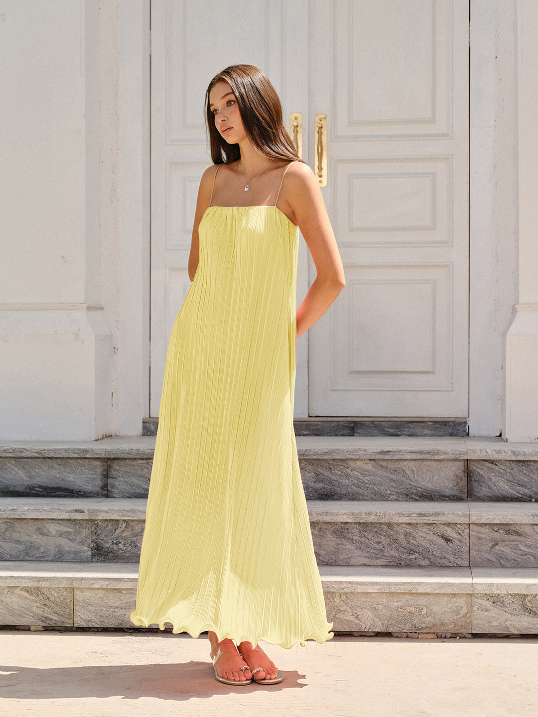 Robe Longue à Bretelles Fines et Plis Verticaux