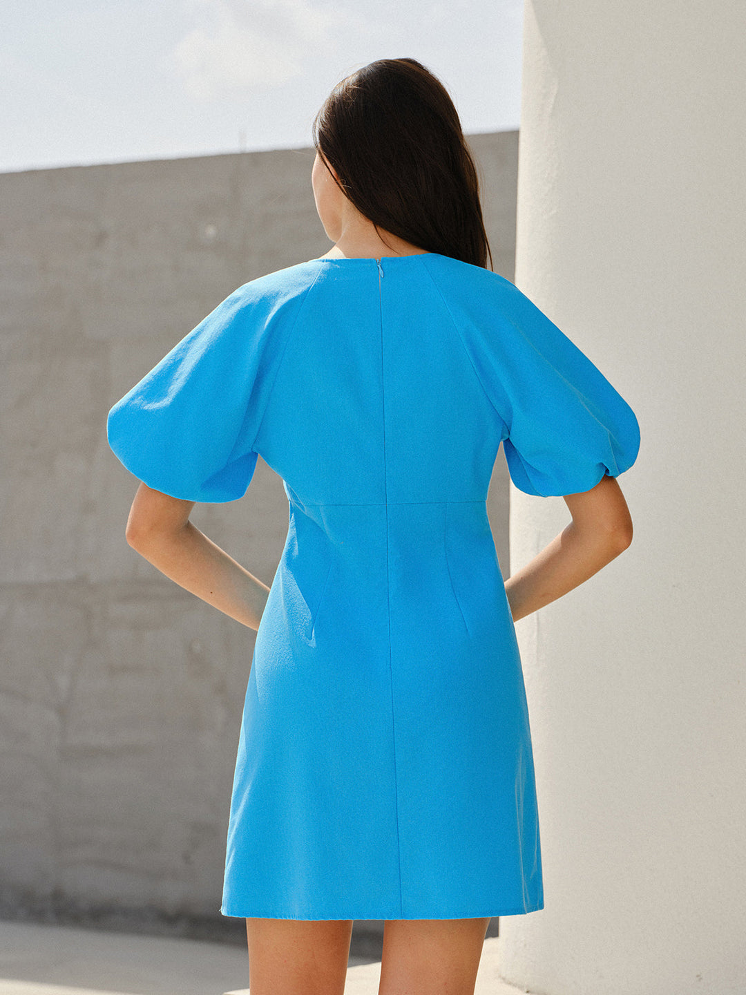 Robe Courte Mini à Manches Bouffantes et Col Rond Boutonnée