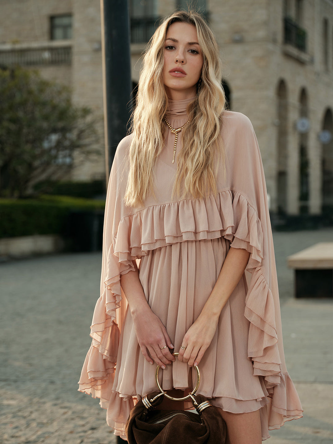 Robe mi-transparente en mousseline avec volants et cape extérieure