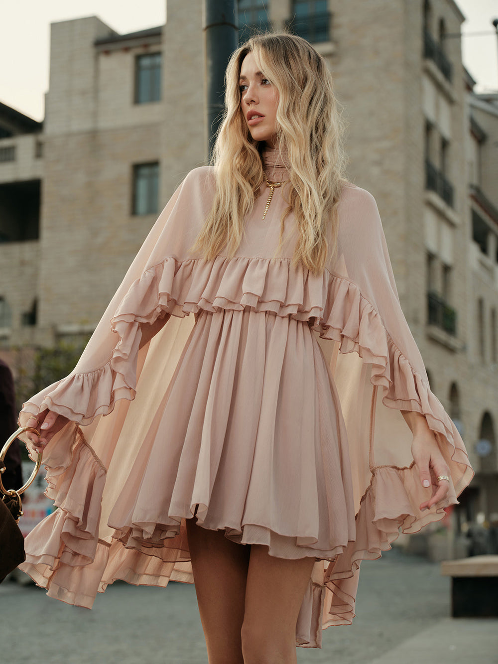 Robe mi-transparente en mousseline avec volants et cape extérieure