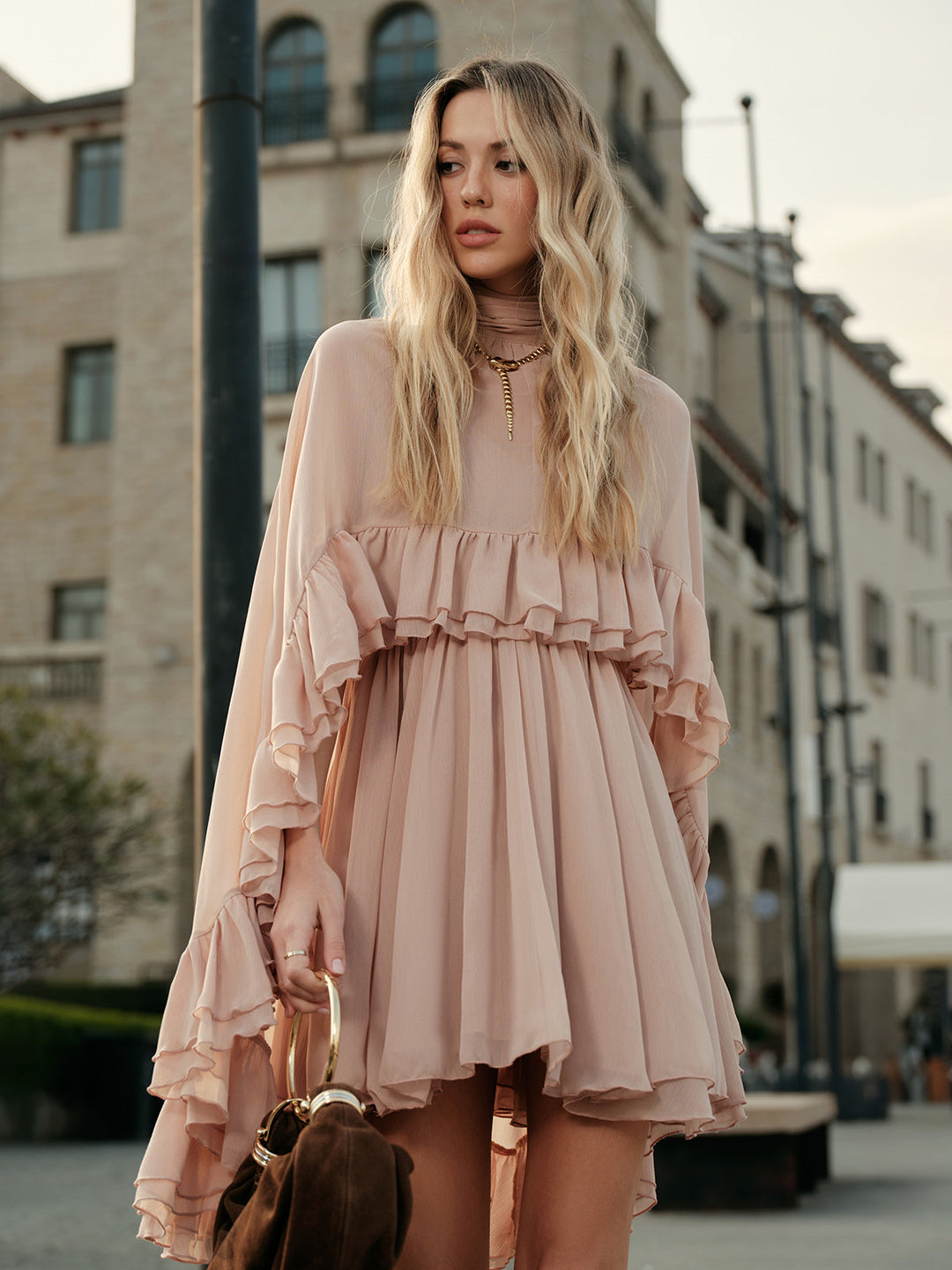 Robe mi-transparente en mousseline avec volants et cape extérieure