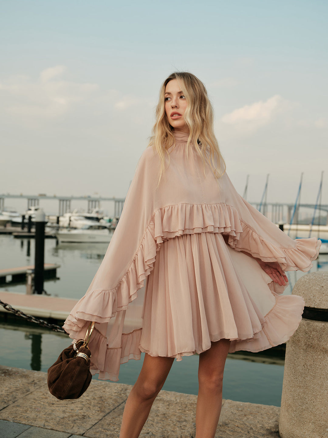 Robe mi-transparente en mousseline avec volants et cape extérieure