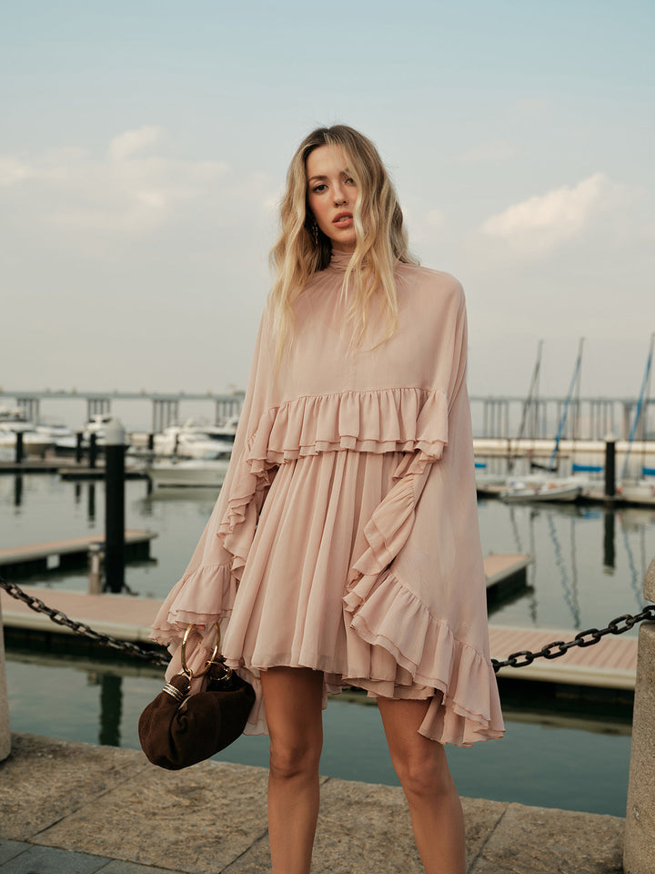 Robe mi-transparente en mousseline avec volants et cape extérieure
