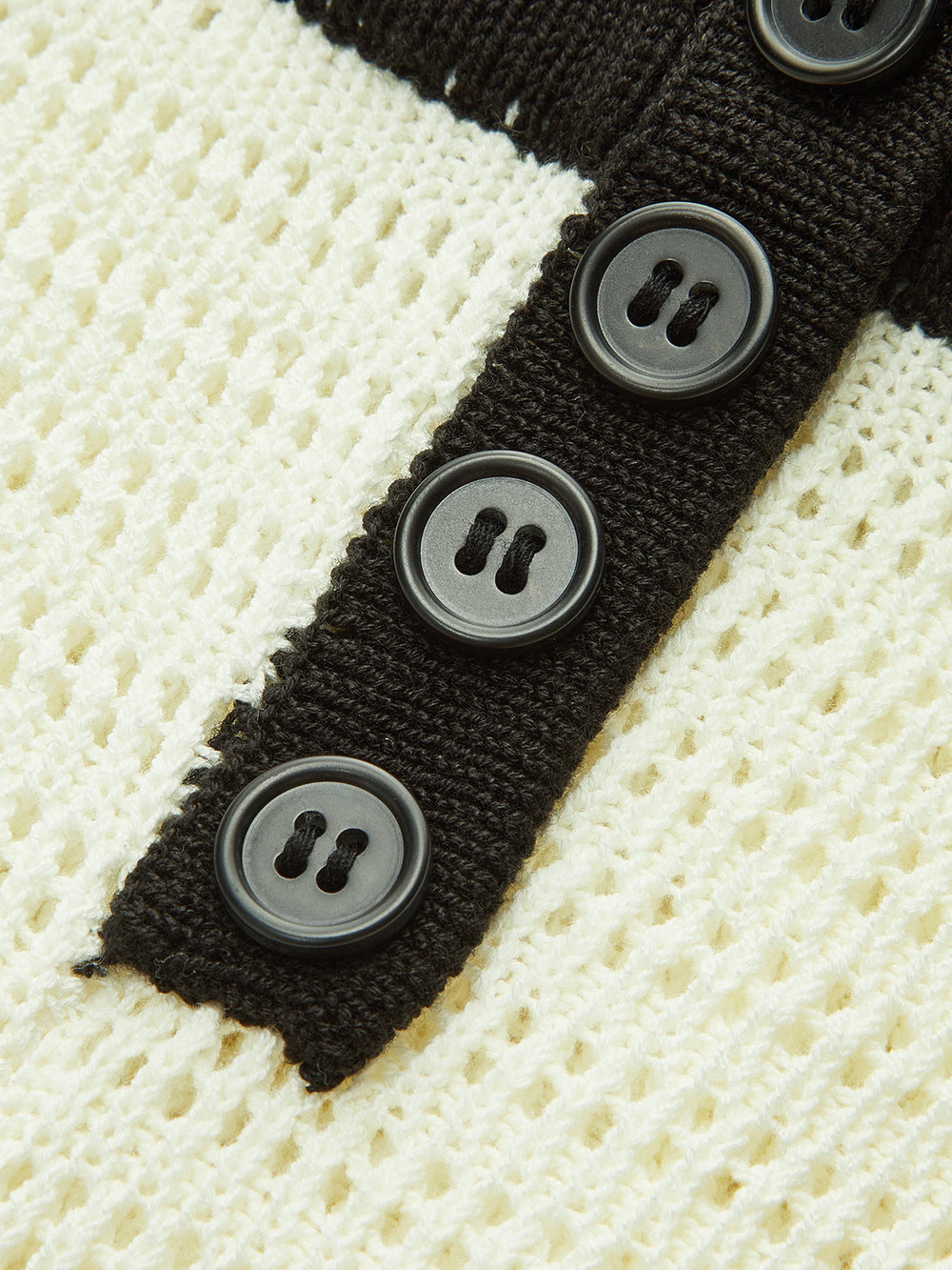 Short en tricot à boutons avec bordure contrastante