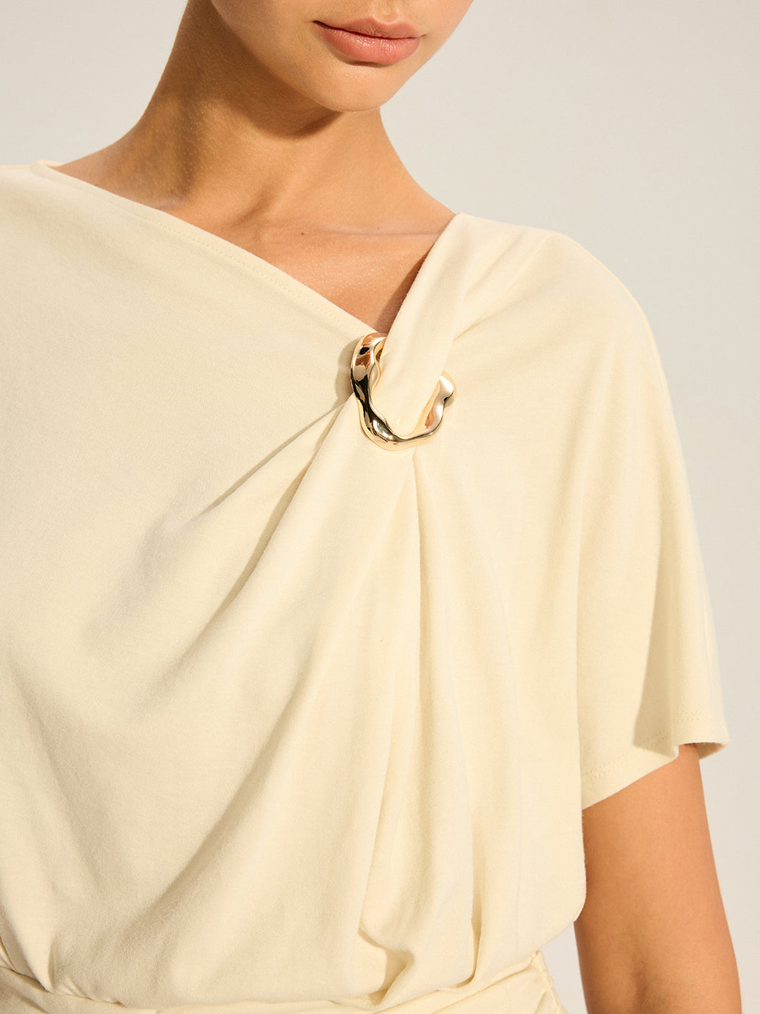Haut asymétrique drapé à détail anneau métallique
