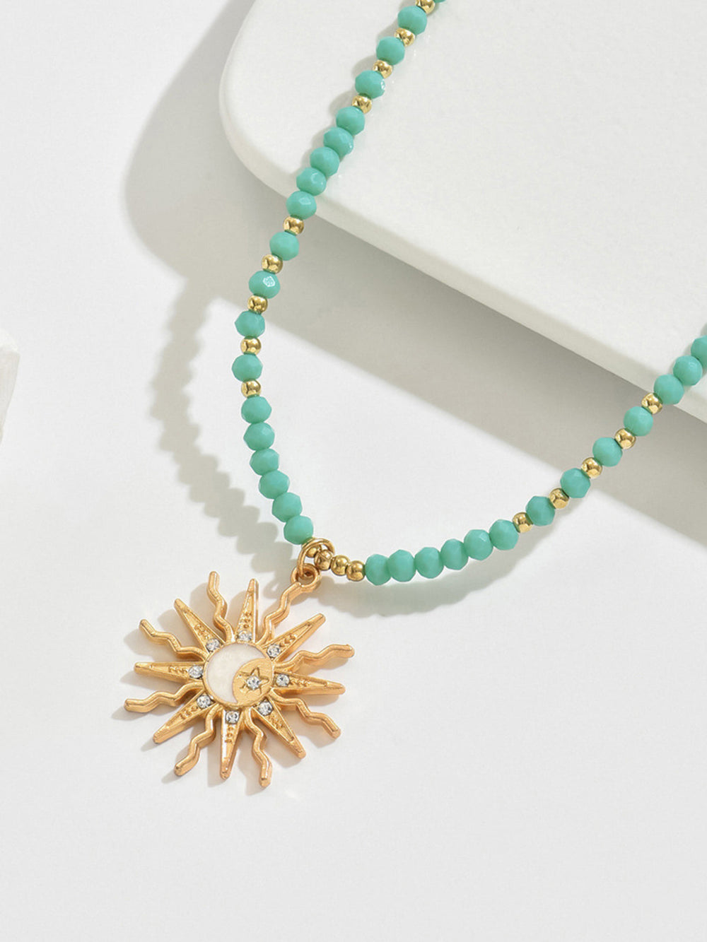 Collier ras du cou en turquoise avec pendentif soleil-lune