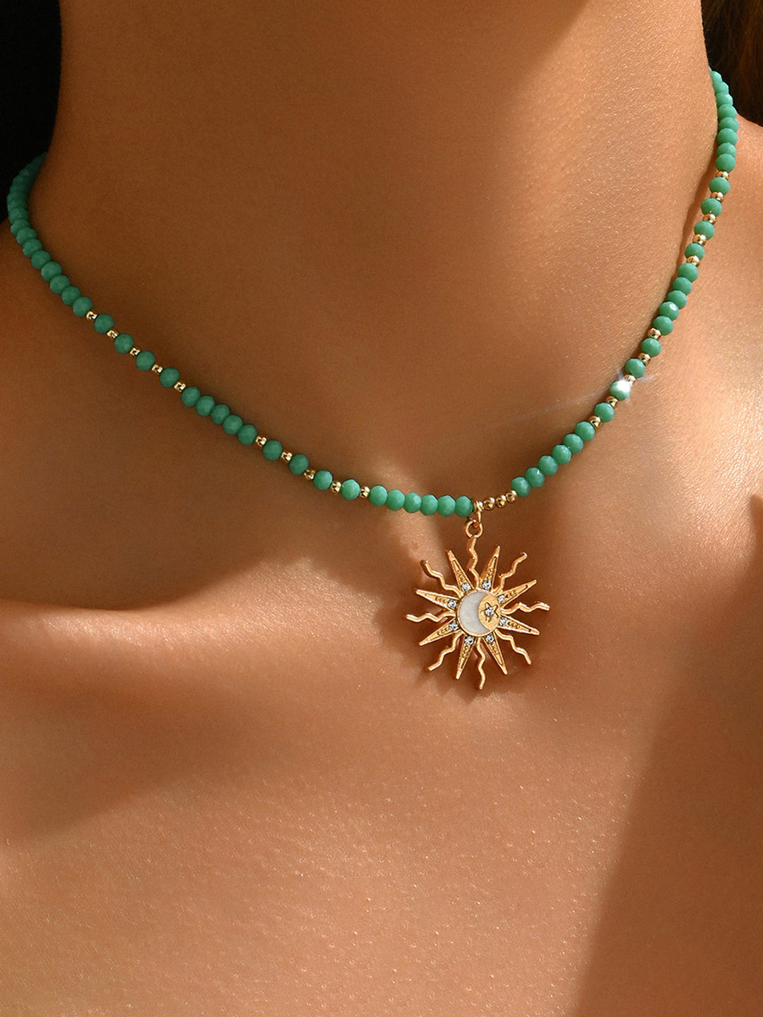 Collier ras du cou en turquoise avec pendentif soleil-lune