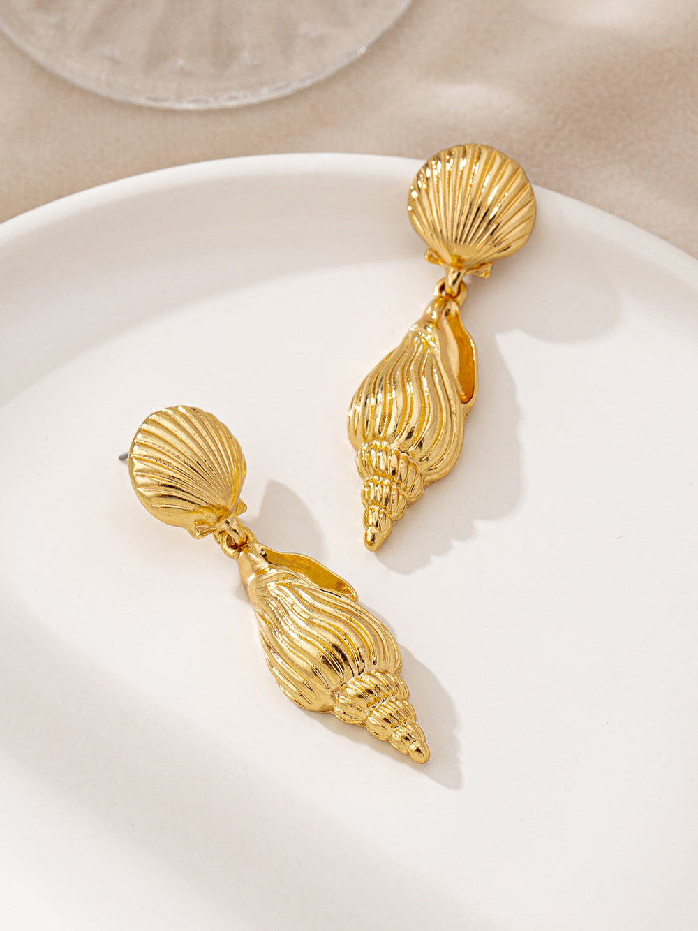 Boucles d'oreilles pendantes dorées en forme de coquillage et de conque