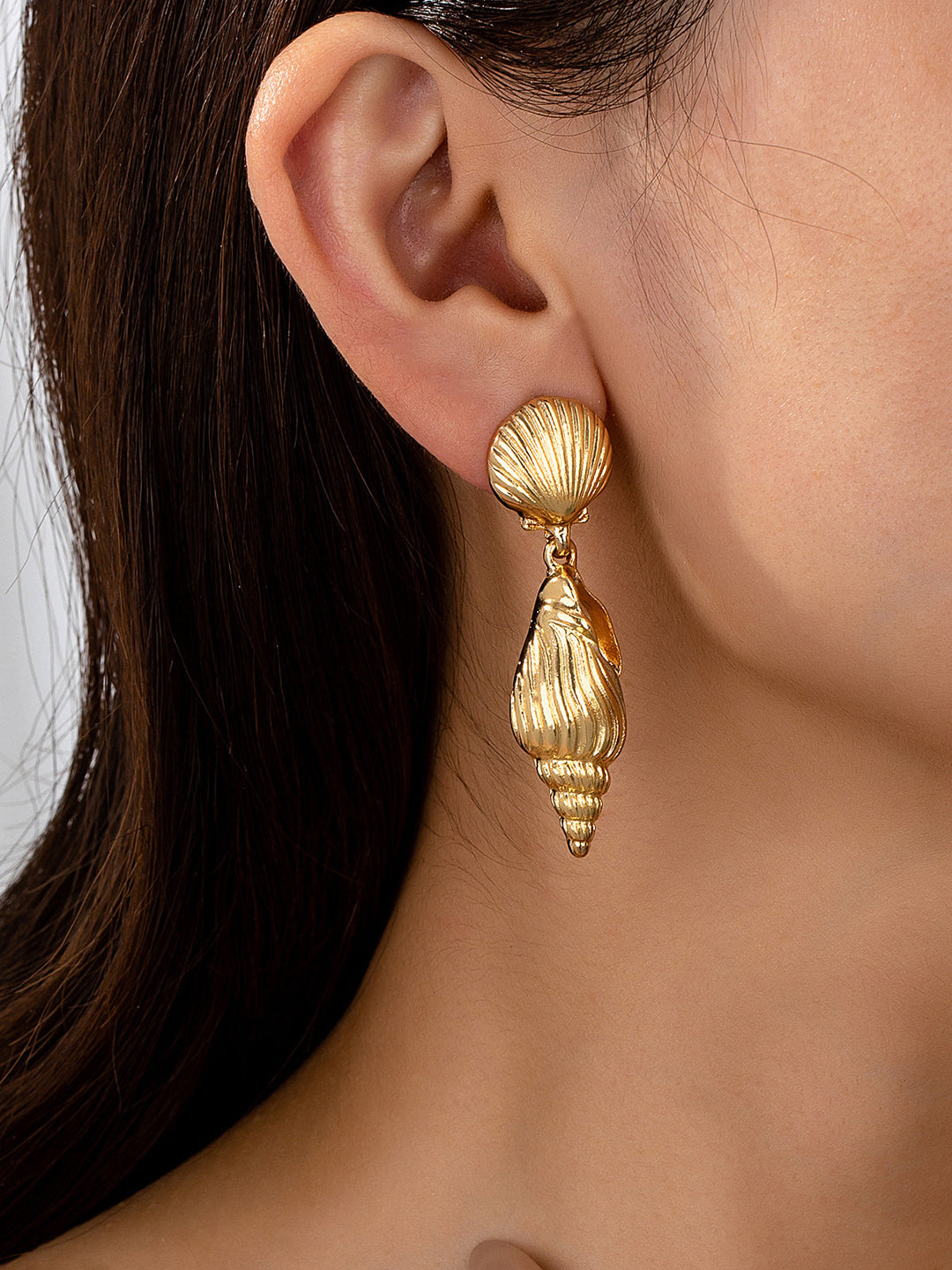 Boucles d'oreilles pendantes dorées en forme de coquillage et de conque