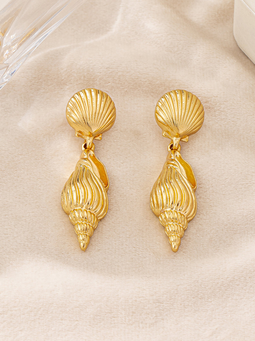 Boucles d'oreilles pendantes dorées en forme de coquillage et de conque