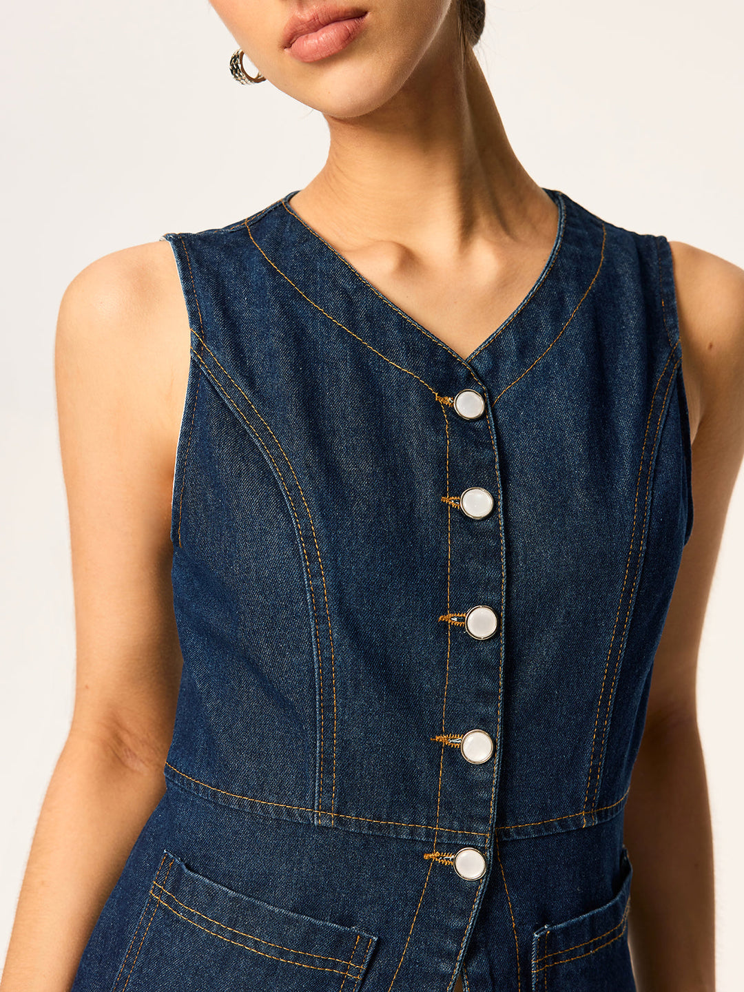 Gilet sans manches ajusté en jean boutonnné