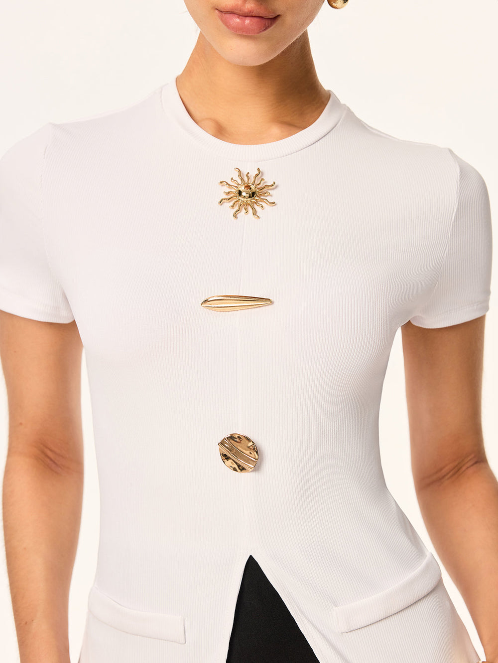 Haut à Manches Courtes avec Embellissements Métalliques et Fente Avant