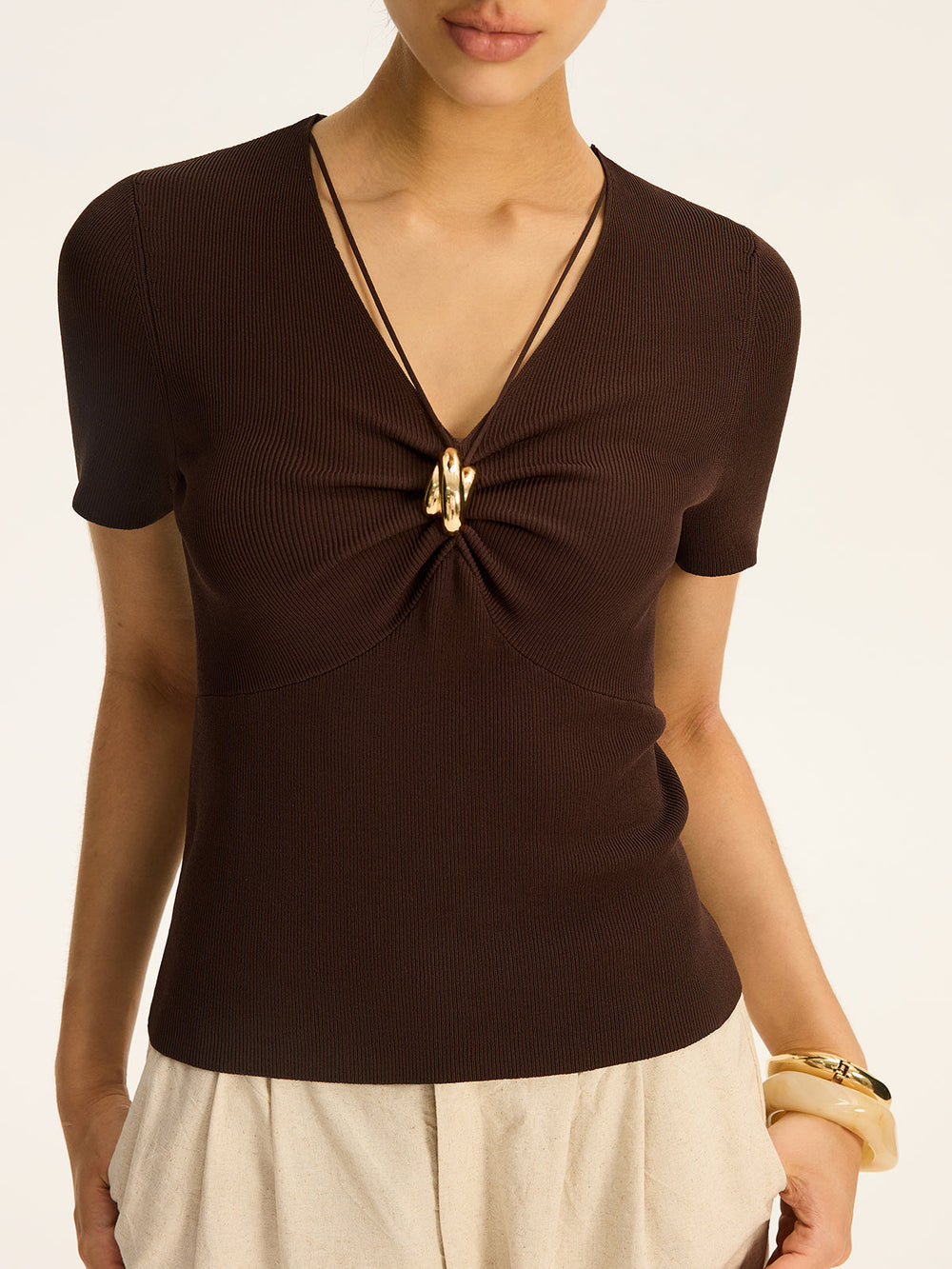 Haut en tricot côtelé avec détails métalliques