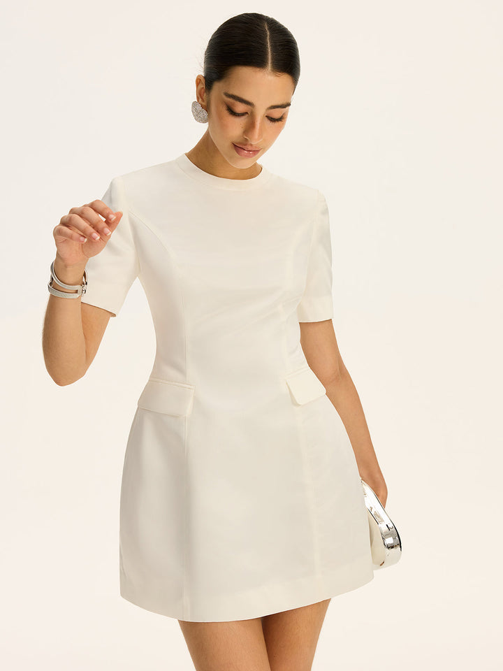 Mini-robe à manches courtes cintrée à la taille avec poches décoratives