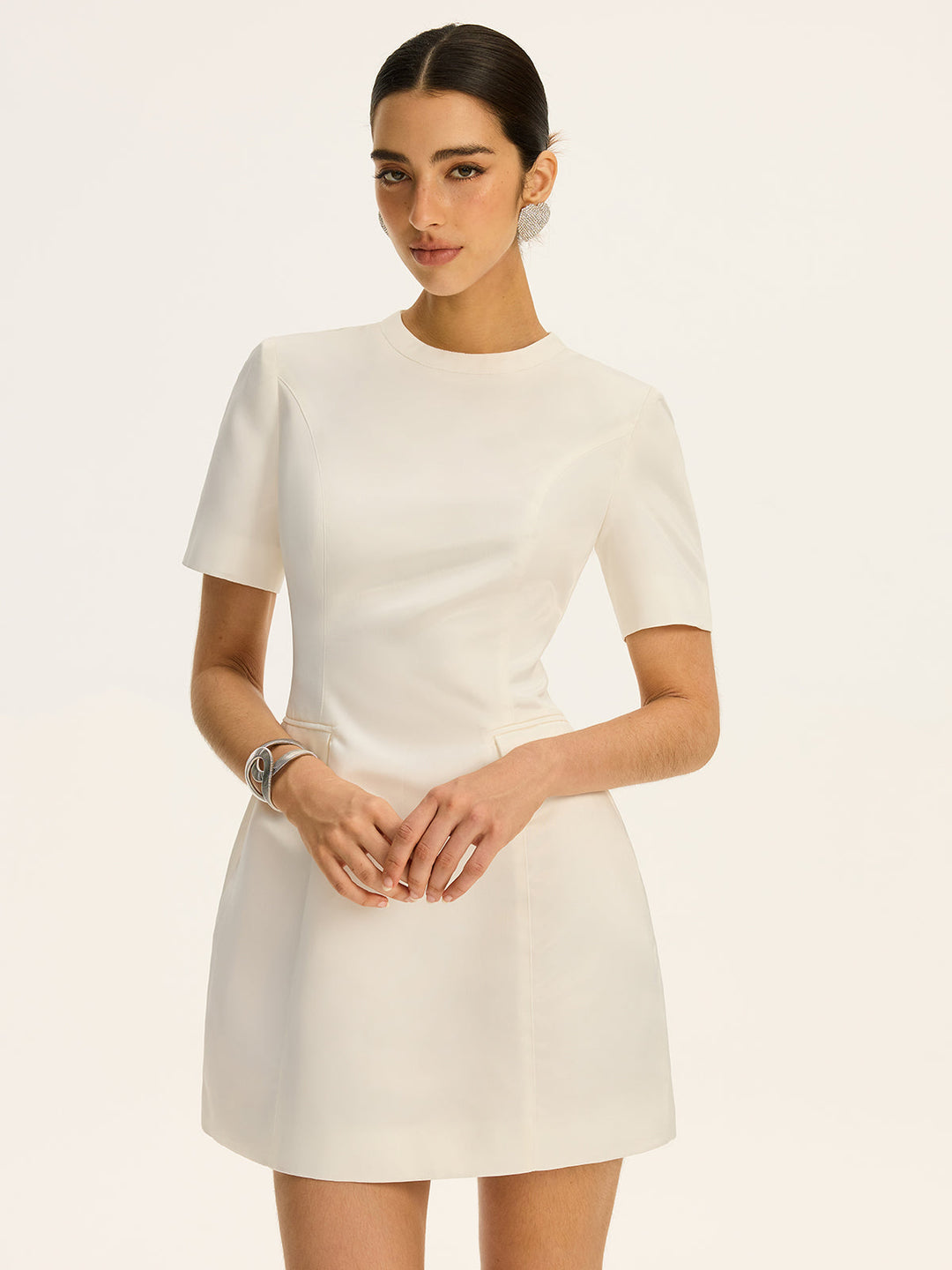 Mini-robe à manches courtes cintrée à la taille avec poches décoratives