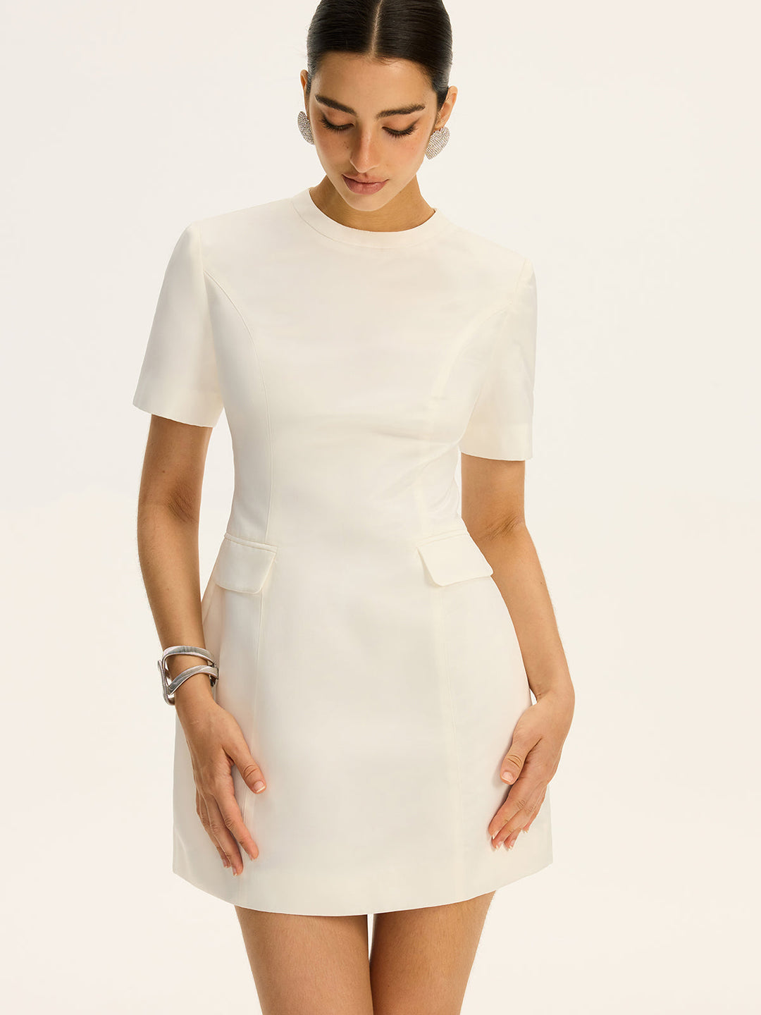Mini-robe à manches courtes cintrée à la taille avec poches décoratives