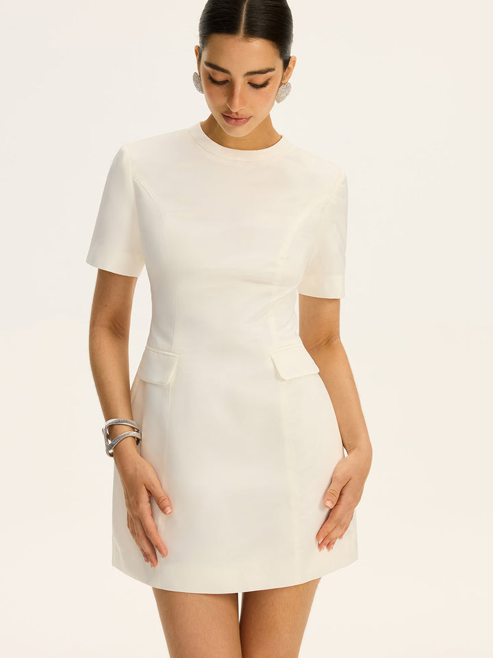 Mini-robe à manches courtes cintrée à la taille avec poches décoratives