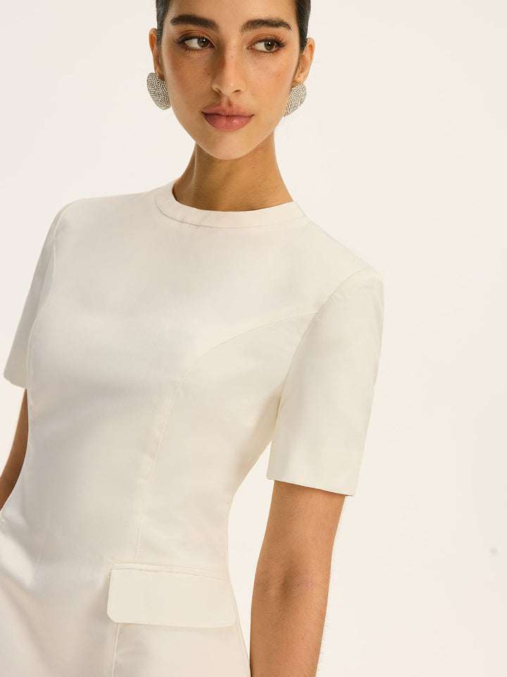 Mini-robe à manches courtes cintrée à la taille avec poches décoratives