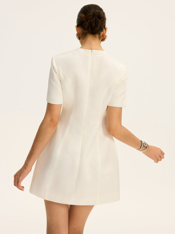 Mini-robe à manches courtes cintrée à la taille avec poches décoratives