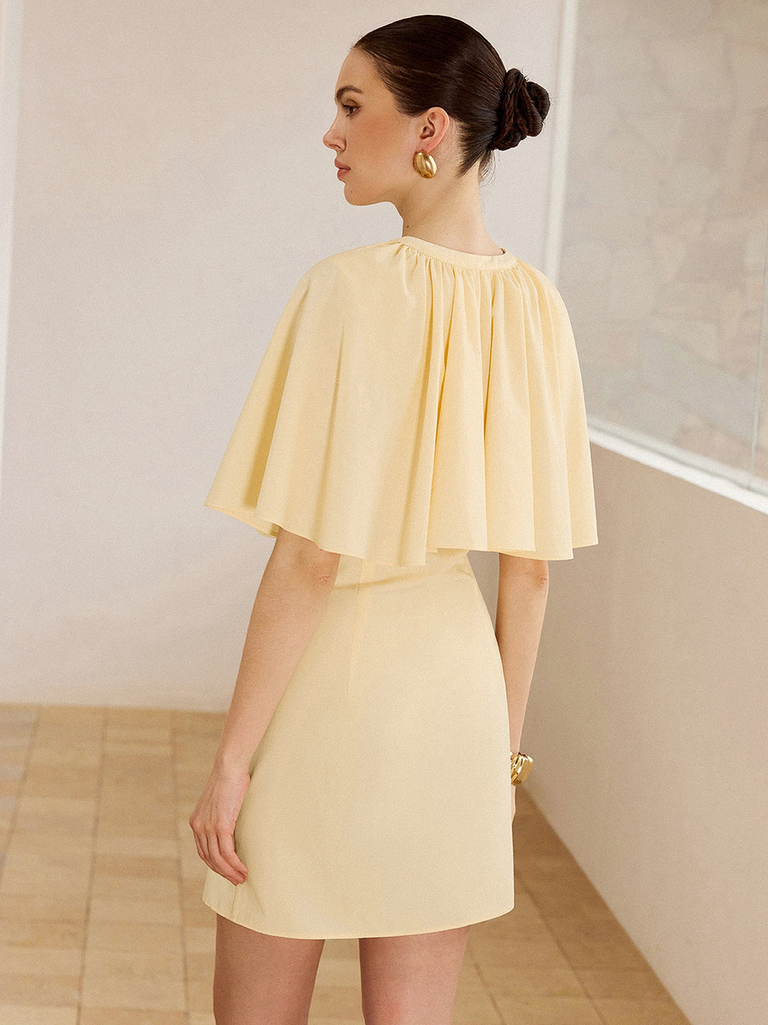 Robe Mini Boutonnée Manches Cape