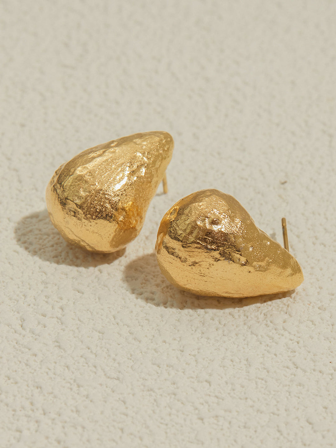 Boucles d'oreilles clous goutte texturées dorées