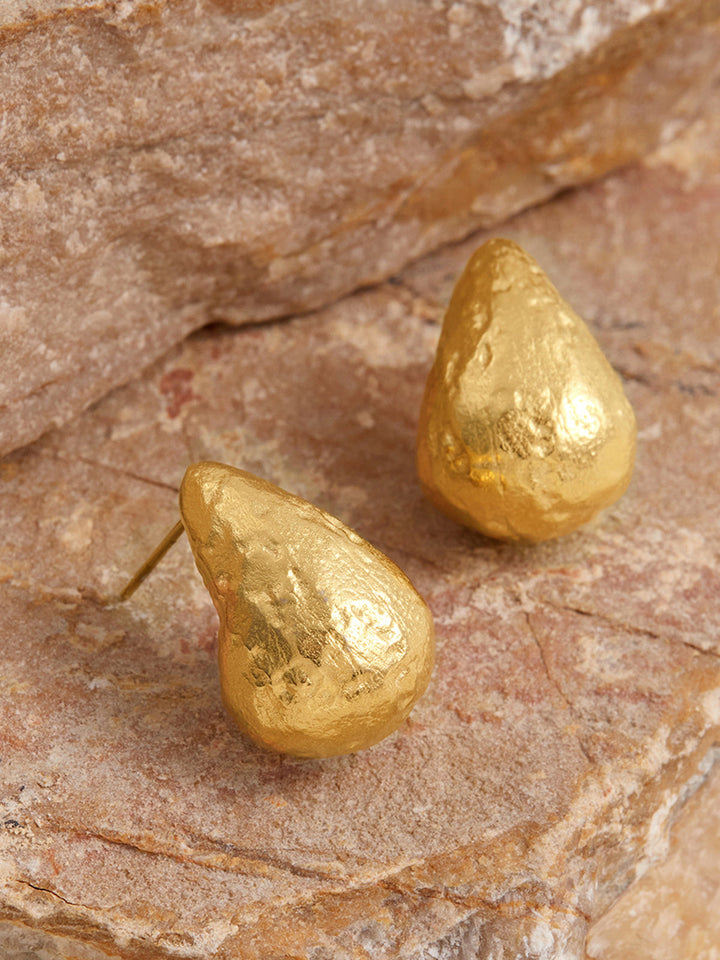 Boucles d'oreilles clous goutte texturées dorées
