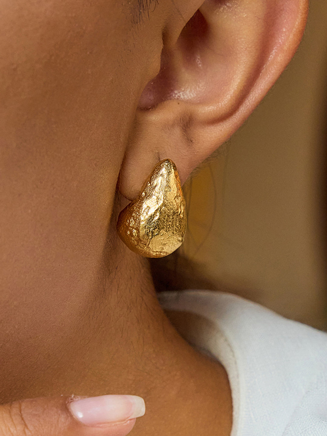 Boucles d'oreilles clous goutte texturées dorées