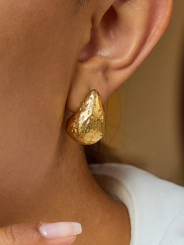 Boucles d'oreilles clous goutte texturées dorées
