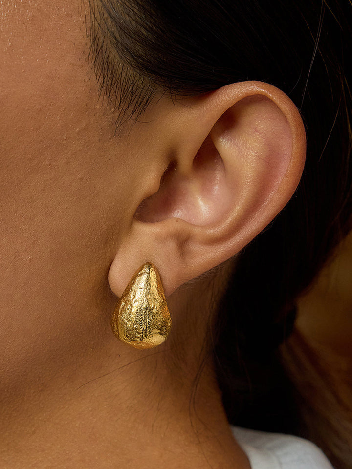 Boucles d'oreilles clous goutte texturées dorées