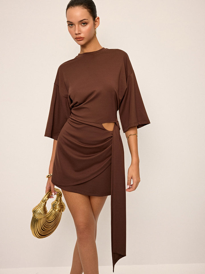 Mini-robe à manches coupées