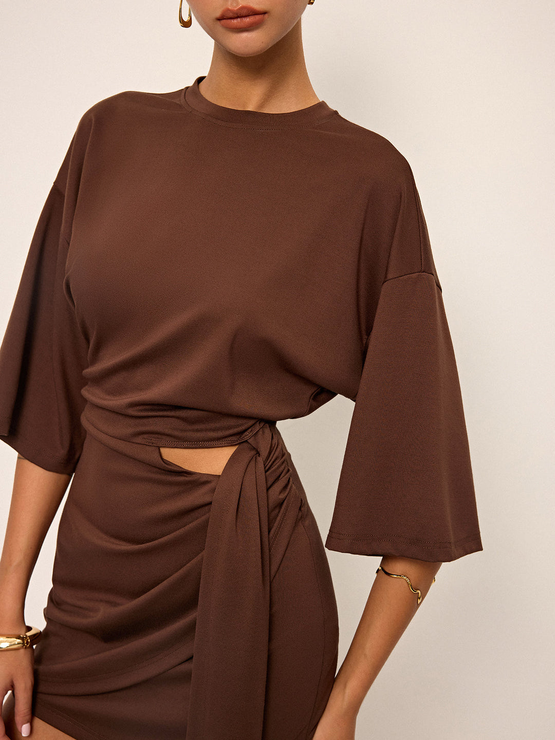 Mini-robe à manches coupées